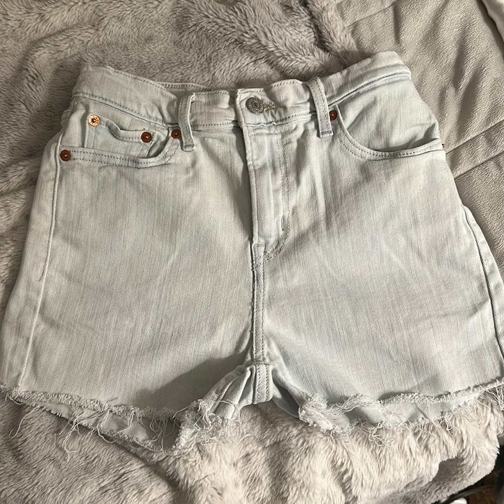 Blue light wash Levi’s high rise shorts